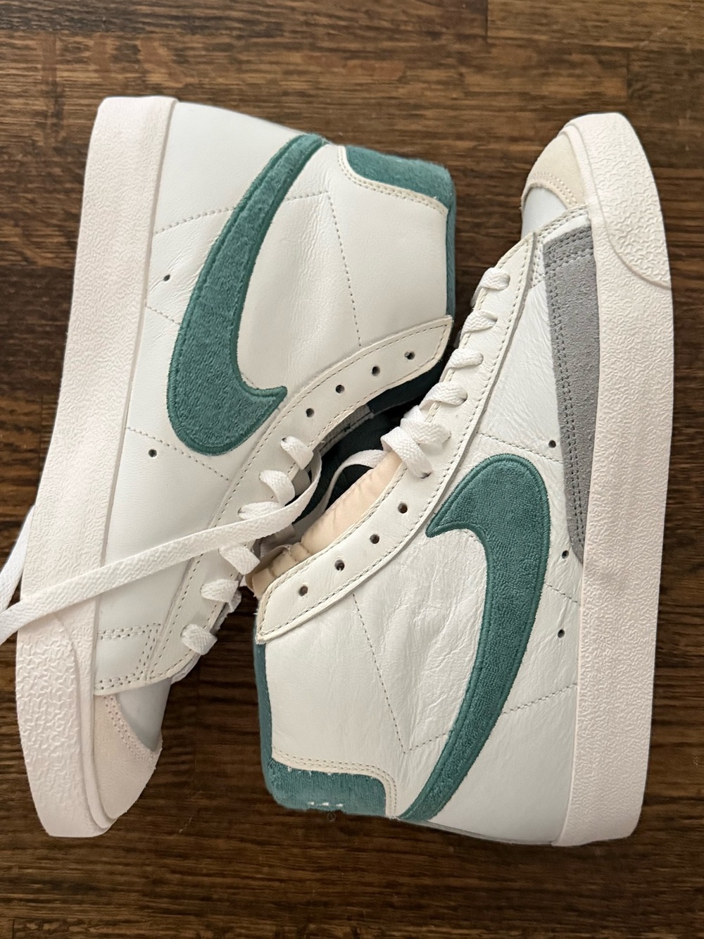 BLAZER MID '77 PRM SUMMIT WHITE/BICOASTAL-PHANTOM
BLANC SOMMET/FANTOME/BICOASTAL